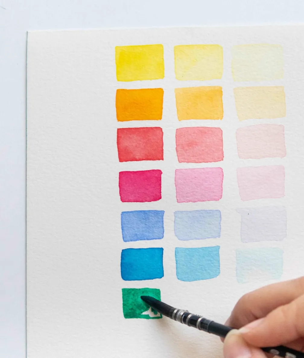 Palette d'aquarelle avec différentes nuances de couleurs